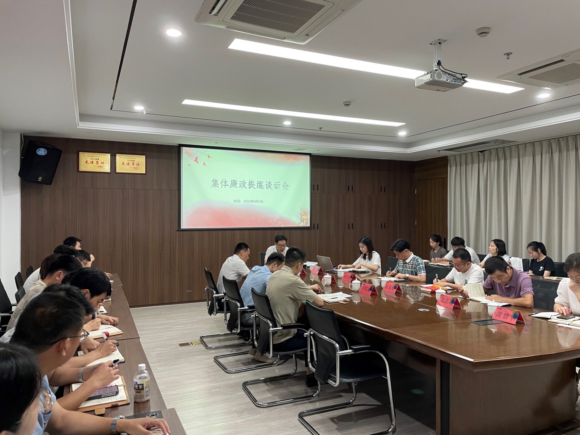 市交投集團(tuán)領(lǐng)導(dǎo)深入市交投物流集團(tuán)市交投勘察設(shè)計(jì)公司開展聯(lián)系點(diǎn)工作，葉嵐清拍攝2.jpg
